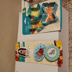 NWT The Pioneer Woman Magnetic Bag Clips & Cookie Cutter Set